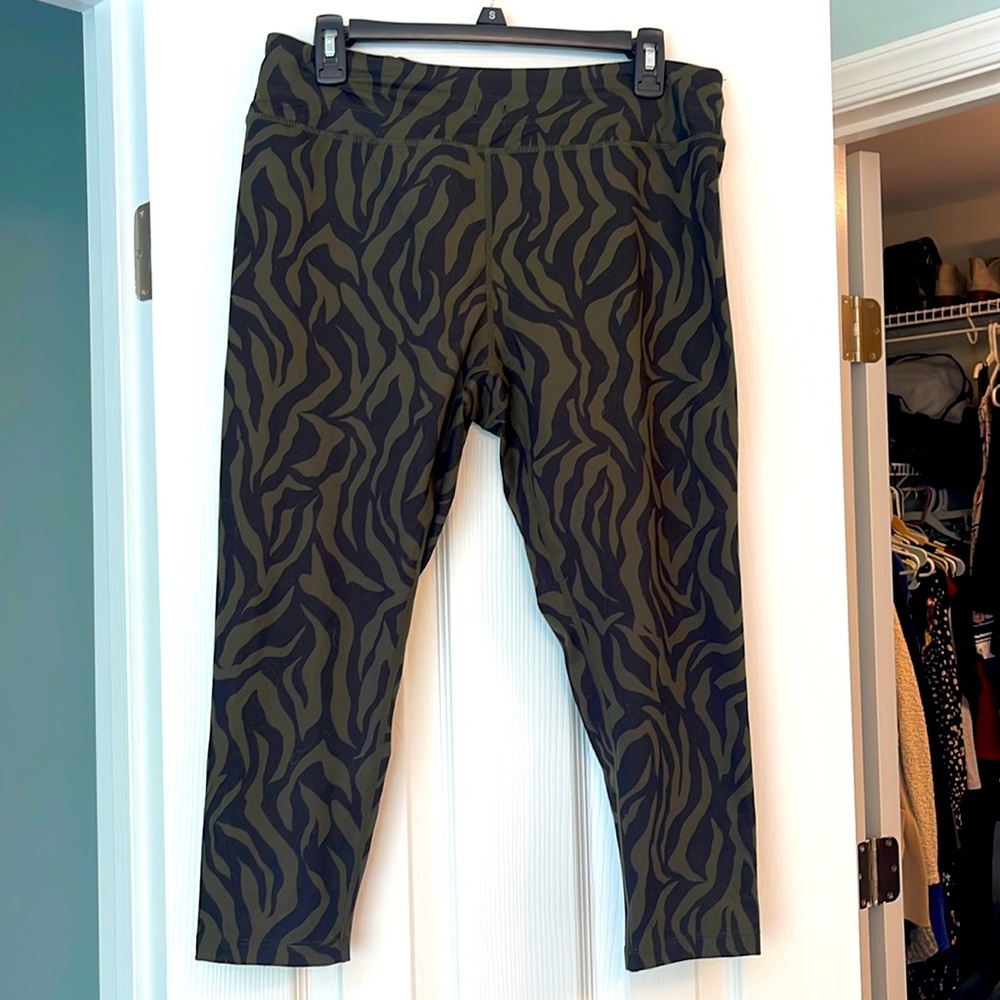 Zella Zebra Capri Leggings Size L
